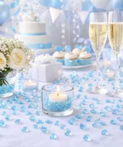 Lyseblå pynte diamanter som bordpynt på festbord med lys i glas, hvide roser, champagneglas og kage.
