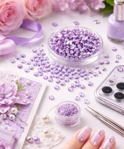 Lys lilla rhinsten på 3 mm brugt til scrapbooking, kortfremstilling, negle og kreativ hobby, vist sammen med DIY-materialer på hvid baggrund.