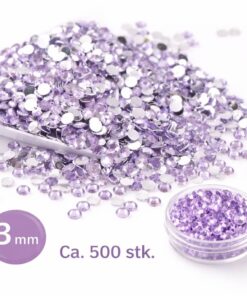 Lys lilla rhinsten 3 mm, cirka 500 stk., vist løst og i lille beholder på hvid baggrund.