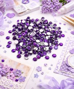 Mørk lilla rhinsten 3 mm brugt til scrapbooking og kortfremstilling sammen med papirblomster, bånd og kreative hobbyartikler.