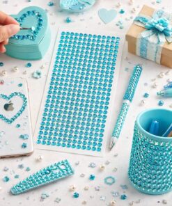 Selvklæbende rhinsten 6 mm i lyseblå turkis brugt til pyntning og dekoration af hverdagsgenstande.