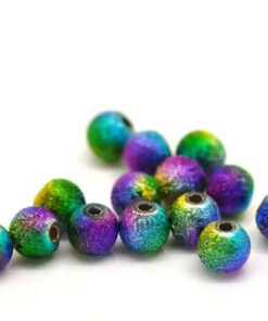 Doreen multicolor perler 8 mm med iriserende overflade på hvid baggrund