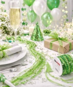 Grønt satinbånd med perler brugt som bordpynt på festbord med champagneglas, gaver og grøn dekoration