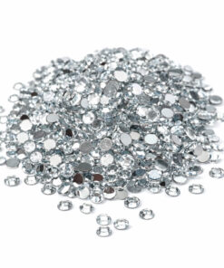 Klare 3mm rhinsten med facetteret top og flad bagside i bunke på hvid baggrund, perfekt til nail art, smykker og DIY.
