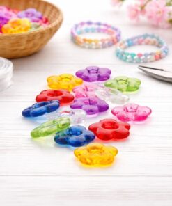 Farverige perleblomster i plast til smykkefremstilling. Blomsterperler i klare farver brugt til kreative DIY-projekter.