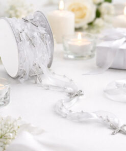 Hvidt satinbånd med perler og sølvkors rullet på spole – dekorationsbånd til dåb og konfirmation