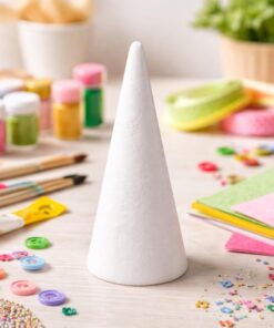 Styropor kegle til kreativ hobby omgivet af maling, pynt og DIY-materialer