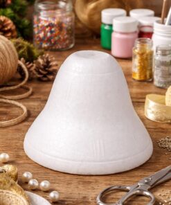 Styropor klokke til kreativ hobby placeret på hobbybord med bånd, perler og dekoration