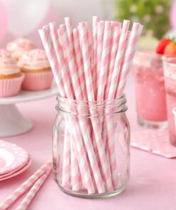 Lyserøde og hvide papsugerør med striber i glas på pyntet festbord i lyserøde nuancer
