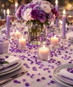 Festligt dækket bord med ametystfarvede pynte diamanter, blomster og stearinlys