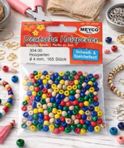 Pakke med runde træperler i farvemix 4 mm til hobby og smykkefremstilling, vist i kreativt arbejdsområde
