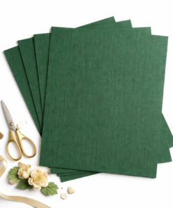 Fem ark A4 karton med struktur i mørkegrøn farve placeret på hvid baggrund
