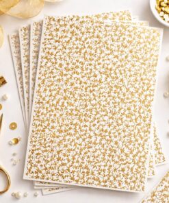 A4 karton med guldblomster på hvid baggrund, velegnet til kortfremstilling, scrapbooking og kreative hobbyprojekter