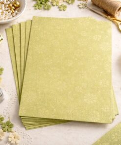 A4 perlemor karton med glitter og diskret blomstermønster i olivengrøn farve til kortfremstilling og scrapbooking