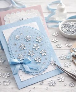 Håndlavet kort dekoreret med klare rhinsten blomster, bånd og papirlag til kreativ kortfremstilling og DIY