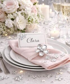 Pyntet festbord med lyserød serviet, bordkort og klare rhinsten blomster som elegant borddekoration