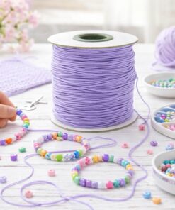 Kreativ smykkefremstilling med lilla elastiksnor og farverige perler til DIY-armbånd.