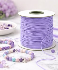 Lilla elastiksnor på rulle brugt til smykkefremstilling med perlearmbånd og perler.