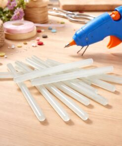 Limstænger til limpistol 7 mm klar til kreativ hobby – limpistol og limstænger på arbejdsbord