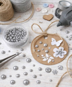 Kreativ hobby med selvklæbende grå halvperler, brugt til DIY dekoration og pynt på tags og hobbyprojekter