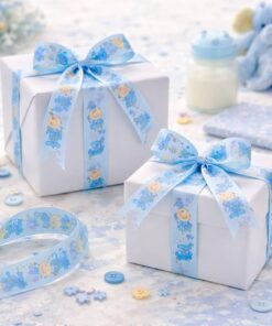 Lyseblåt babybånd med babytekst brugt til gaveindpakning af hvide gaveæsker til babyshower og dåb