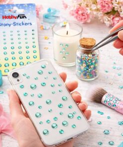 Selvklæbende turkise rhinsten brugt til pyntning af mobilcover i kreativt hobbyprojekt