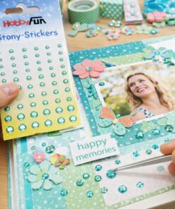 Scrapbooking-side dekoreret med selvklæbende turkise rhinsten i kreativt hobbyprojekt
