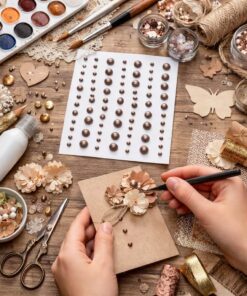 Kreativ hobby med selvklæbende chokoladebrune halvperler brugt til dekoration af gavekort og papirpynt