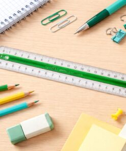 Linex lineal 20 cm på skrivebord omgivet af skoleartikler som blyanter, notesbog og viskelæder