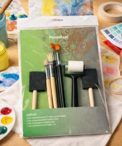 Penselsæt med 7 dele til hobby maling bestående af syntetiske pensler, svinebørstepensler, skumpensler og skumrulle vist i kreativt hobby-miljø