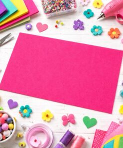 Cyclam hobbyfilt ark omgivet af kreativt DIY hobbyudstyr som saks, filtfigurer, perler og lim på hvid baggrund