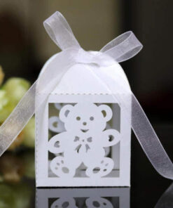 Hvide gaveæsker med sødt bamse motiv og hvidt satinbånd – perfekte til babyshower og barnedåb.