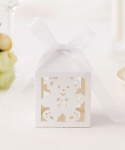 Hvide gaveæsker med sødt bamse motiv og hvidt satinbånd – perfekte til babyshower og barnedåb.