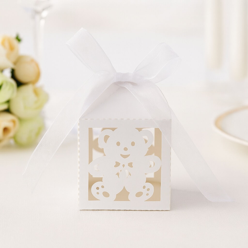 Hvide gaveæsker med sødt bamse motiv og hvidt satinbånd – perfekte til babyshower og barnedåb.