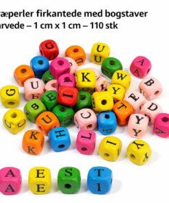 Firkantede farvede træperler med bogstaver i 1 x 1 cm, 110 stk, vist på hvid baggrund som produktbillede til webshop.