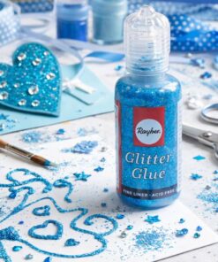 Glitterlim metallic azur blå fra Rayher i kreativ hobbyopsætning med kort, glitterdekorationer og DIY materialer.