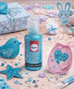 DIY pynt lavet med metallic havblå glitterlim 20 ml, omgivet af kreative dekorationer, glimmer og hobbyprojekter