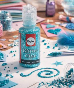 Metallic havblå glitterlim 20 ml placeret blandt kreative hobbyartikler og glitrende dekorationer