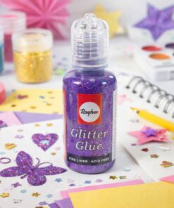 Metallic lilla glitterlim 20 ml i brug til DIY hobby med papir, pynt og kreative dekorationer