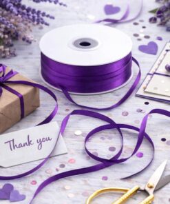 Mørk lilla satinbånd på rulle til kreativ hobby – båndet bruges til gaveindpakning, kortpynt og DIY-dekoration.