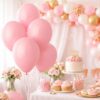 Stemningsbillede af festbord med lyserøde balloner, ballonbue og kage – lyserøde balloner 30 cm (10 stk)