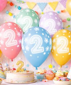 Stemningsbillede med talballoner nummer 2 i pastel farver til 2 års fødselsdag, med kage, cupcakes og festpynt