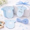 Lyseblå gavemærker formet som baby bodystocking med stjerne og snor – vist ved gaveindpakning til babyshower eller dåb