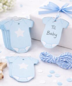 Lyseblå gavemærker formet som baby bodystocking med stjerne og snor – vist ved gaveindpakning til babyshower eller dåb