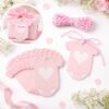 Lyserøde gavemærker formet som baby bodystocking med snor – ideel til babyshower, dåb og bordkort