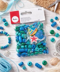 Træperler sæt blå mix 50g på hobbybord med perler, snor og smykkedele til DIY armbånd og smykkefremstilling