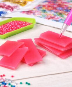 Diamond painting voks i brug med diamantpen og perler på arbejdsbord – refill voks til præcis placering af diamanter