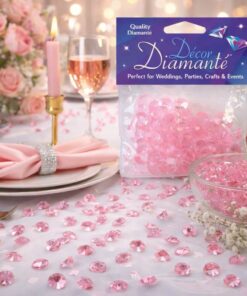 Pyntet festbord med lyserøde pynte diamanter som bordpynt, stearinlys, servietter og glas til romantisk dekoration