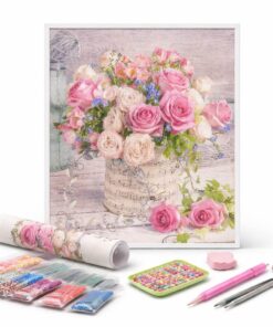 Diamond painting sæt med motiv af lyserøde roser i vase samt lærred, diamanter og værktøj på hvid baggrund