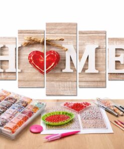 Diamond painting sæt med Home motiv i 5 dele vist som færdig vægkunst med værktøj og farvede sten på bord